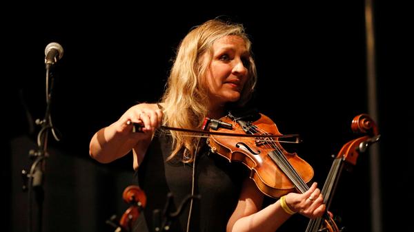 Elif transportiert über ihre Musik vor allem eins: Emotionen. Ihre Texte sind unverstellt und ehrlich, ihre Stimme zart, aber mitreißend.