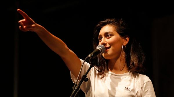Elif transportiert über ihre Musik vor allem eins: Emotionen. Ihre Texte sind unverstellt und ehrlich, ihre Stimme zart, aber mitreißend.