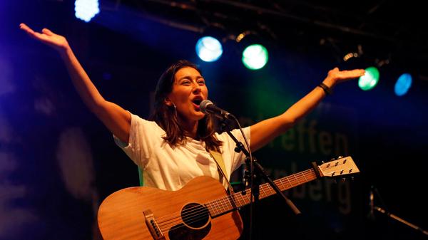 Elif transportiert über ihre Musik vor allem eins: Emotionen. Ihre Texte sind unverstellt und ehrlich, ihre Stimme zart, aber mitreißend.