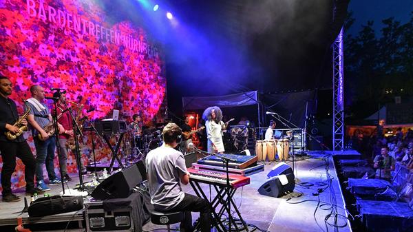 Jazz, Hip-Hop, Afrobeat, Soul, Latin, Reggae und Dancemusic: Nubiyan Twist mögen es rhythmisch und multikulti. Im Zentrum der Band steht die Sängerin Nubiya Brandon.
