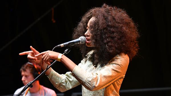 Jazz, Hip-Hop, Afrobeat, Soul, Latin, Reggae und Dancemusic: Nubiyan Twist mögen es rhythmisch und multikulti. Im Zentrum der Band steht die Sängerin Nubiya Brandon.