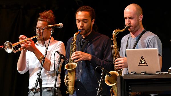 Jazz, Hip-Hop, Afrobeat, Soul, Latin, Reggae und Dancemusic: Nubiyan Twist mögen es rhythmisch und multikulti. Im Zentrum der Band steht die Sängerin Nubiya Brandon.