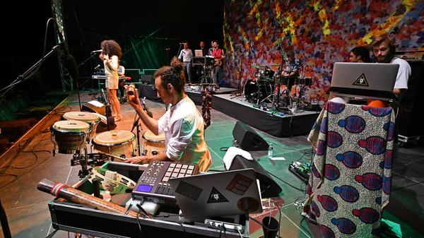 Jazz, Hip-Hop, Afrobeat, Soul, Latin, Reggae und Dancemusic: Nubiyan Twist mögen es rhythmisch und multikulti. Im Zentrum der Band steht die Sängerin Nubiya Brandon.