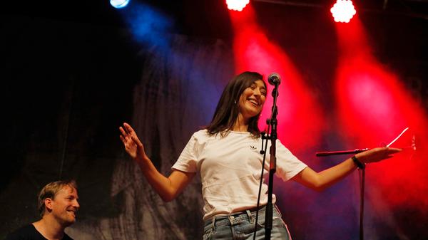 Elif transportiert über ihre Musik vor allem eins: Emotionen. Ihre Texte sind unverstellt und ehrlich, ihre Stimme zart, aber mitreißend.