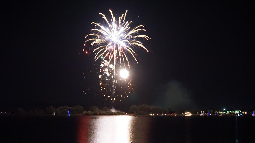 Mit Spannung wird jedes Jahr das große Feuerwerk erwartet, das nach Einbruch der Dunkelheit am Seezentrum Schlungenhof gezündet wird. Hier ein Blick von der Walder Seite.