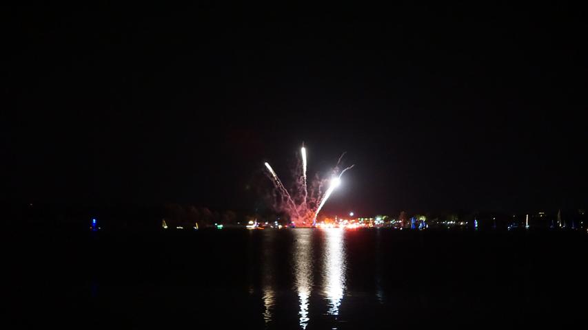 Mit Spannung wird jedes Jahr das große Feuerwerk erwartet, das nach Einbruch der Dunkelheit am Seezentrum Schlungenhof gezündet wird. Hier ein Blick von der Walder Seite.