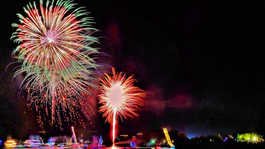 Mit Spannung wird jedes Jahr das große Feuerwerk erwartet, das nach Einbruch der Dunkelheit am Seezentrum Schlungenhof gezündet wird.