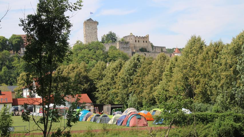 Ein kleiner Campingplatz auf dem Gelände der TSG Pappenheim ergänzte das Festival.