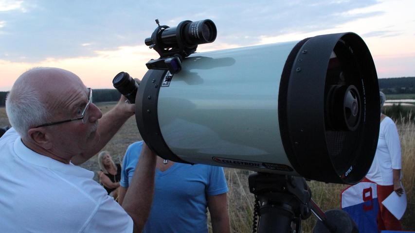 Reinhard Grimmer mit seinem Teleskop.