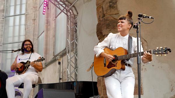 Die Band "Les Poules à Colin", im Deutschen "die Hühner", verzaubern ihre Zuhörer in Nürnberg mit zeitloser Musik aus Québec, der Bretagne und Louisiana.