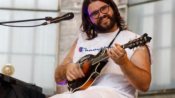 Die Band "Les Poules à Colin", im Deutschen "die Hühner", verzaubern ihre Zuhörer in Nürnberg mit zeitloser Musik aus Québec, der Bretagne und Louisiana.