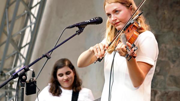 Die Band "Les Poules à Colin", im Deutschen "die Hühner", verzaubern ihre Zuhörer in Nürnberg mit zeitloser Musik aus Québec, der Bretagne und Louisiana.