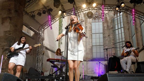 Die Band "Les Poules à Colin", im Deutschen "die Hühner", verzaubern ihre Zuhörer in Nürnberg mit zeitloser Musik aus Québec, der Bretagne und Louisiana.