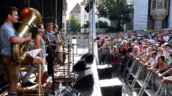 Hans Well kennen Fans erstklassiger bayerischer Volksmusik noch bestens aus der Zeit, als er mit der Biermösl Blosn für Furore sorgte. Jetzt war er mit seiner neuen Band "Hans Well und die Wellbappn" auf dem Bardentreffen.
