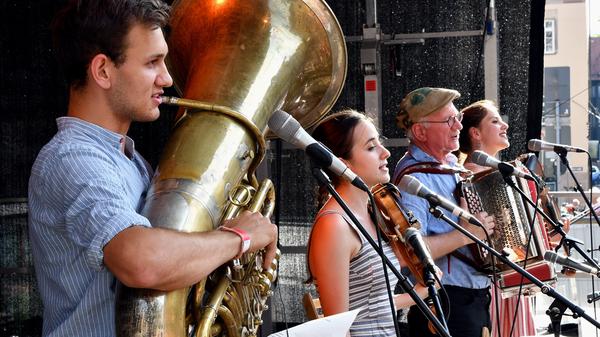 Hans Well kennen Fans erstklassiger bayerischer Volksmusik noch bestens aus der Zeit, als er mit der Biermösl Blosn für Furore sorgte. Jetzt war er mit seiner neuen Band "Hans Well und die Wellbappn" auf dem Bardentreffen.