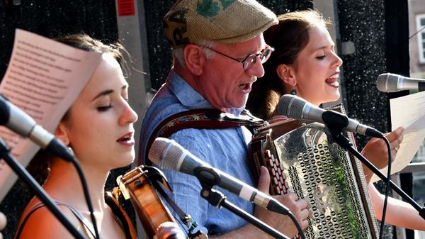 Hans Well kennen Fans erstklassiger bayerischer Volksmusik noch bestens aus der Zeit, als er mit der Biermösl Blosn für Furore sorgte. Jetzt war er mit seiner neuen Band "Hans Well und die Wellbappn" auf dem Bardentreffen.