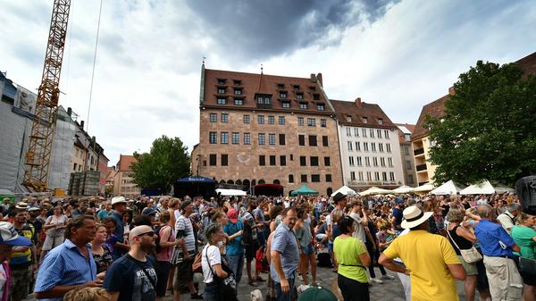 Mit gewagten Themen und Musikrichtungen von Jazz bis Hip-Hop kommen die Besucher bei Scheibsta & die Buben auf ihre Kosten.