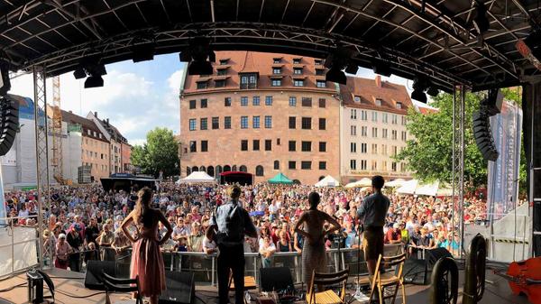 Hans Well kennen Fans erstklassiger bayerischer Volksmusik noch bestens aus der Zeit, als er mit der Biermösl Blosn für Furore sorgte. Jetzt war er mit seiner neuen Band "Hans Well und die Wellbappn" auf dem Bardentreffen.