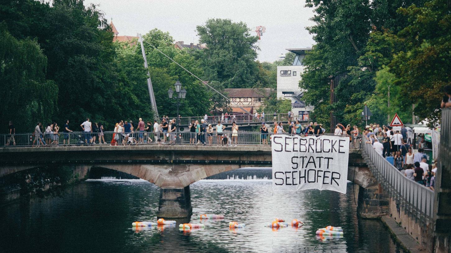 Puppen in der Pegnitz: Seebrücken-Protest in Nürnberg
