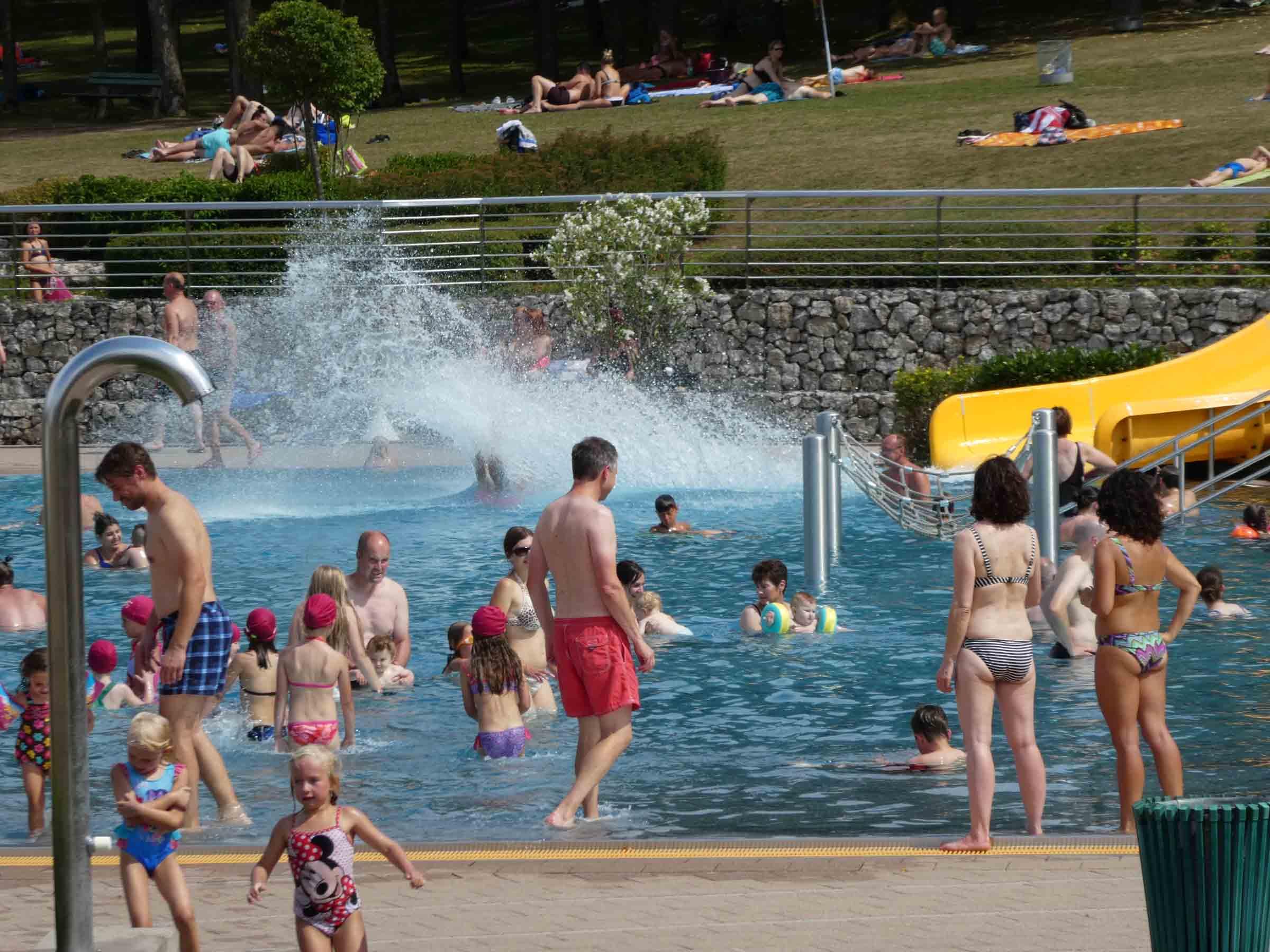 Golf, Tischtennis oder einfach nur Schwimmen: Im Neustädter Waldbad ist den Wasserratten einiges geboten. Geöffnet ist täglich von 12 bis 19 Uhr. Infos zu den Hygienemaßnahmen erhalten Sie hier.