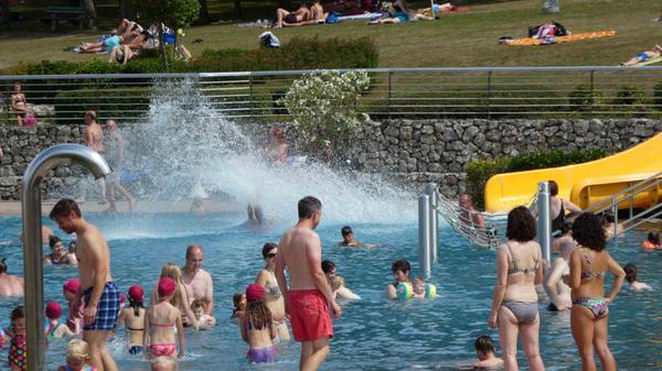 Golf, Tischtennis oder einfach nur Schwimmen: Im Neustädter Waldbad ist den Wasserratten einiges geboten. Geöffnet ist täglich von 12 bis 19 Uhr. Infos zu den Hygienemaßnahmen erhalten Sie hier.