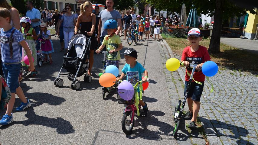 Mit dem Roller auf den Rummelplatz: Der Kinderkirchweihzug in Allersberg
