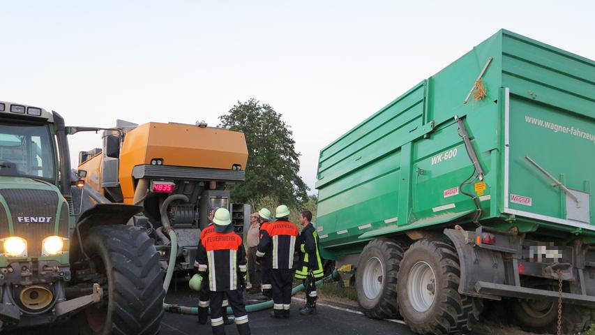 Reifen geplatzt: Gespann kommt bei Gnotzheim von Straße ab