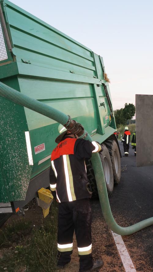 Reifen geplatzt: Gespann kommt bei Gnotzheim von Straße ab