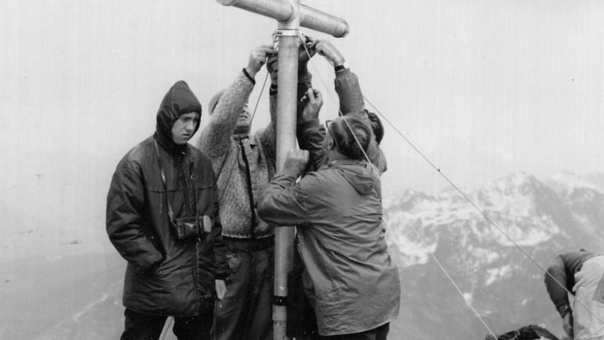 Die Spannseile sind gestrafft, das mächtige Gipfelkreuz ragt in den Himmel. Hier geht es zum Kalenderblatt vom 2. August 1968: Weißspitze mit Kreuz versehen
