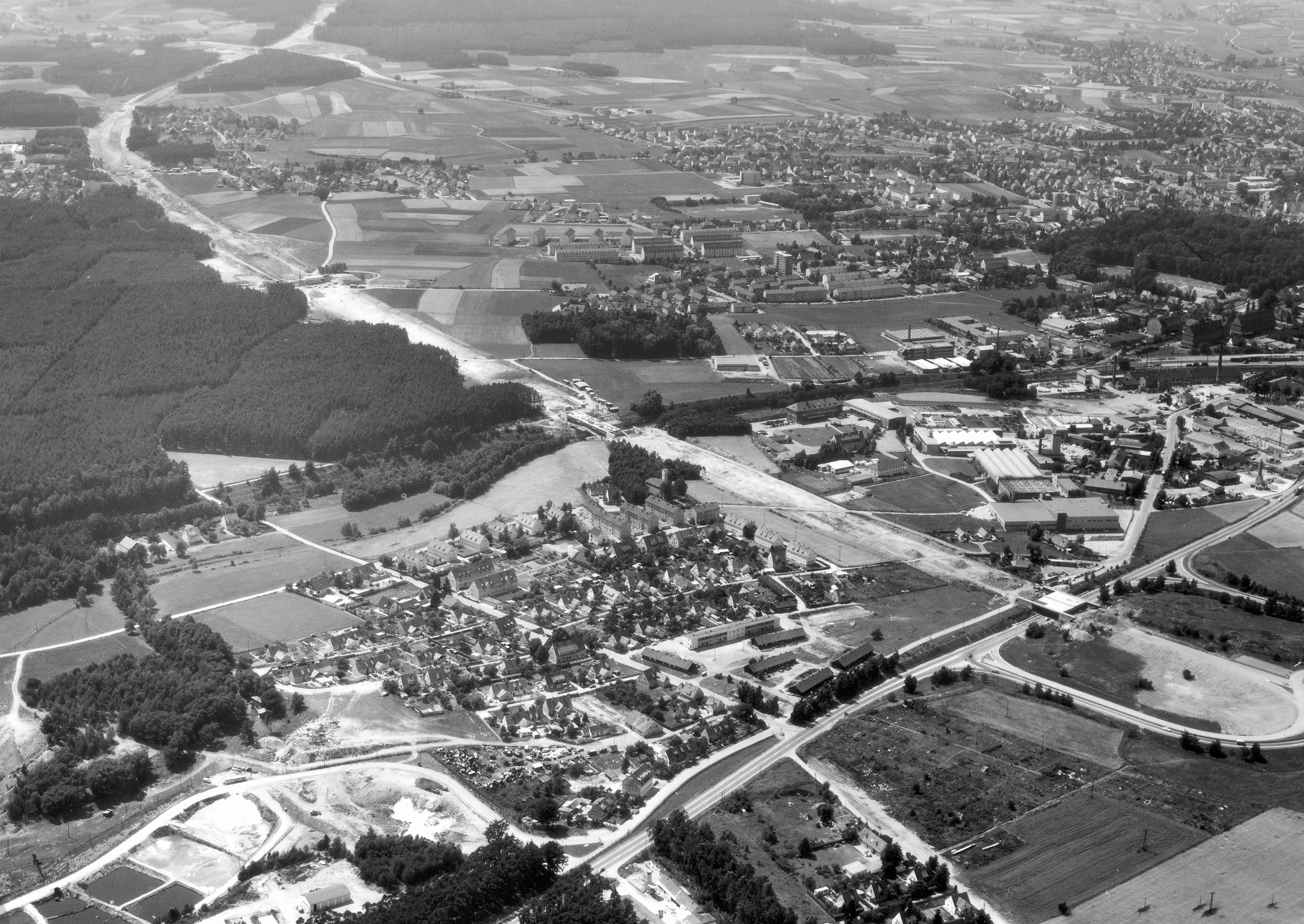 Bis 1973 endete die heutige A6 in Schwabach. 1941 war eine einspurige Strecke zwischen Nürnberg und Schwabach eröffnet worden, erst 32 Jahre später konnte diese bis Lichtenau erweitert werden. Auf der Luftaufnahme von 1970 sieht man die breite Schneise im Süden von Schwabach, auf der in den Jahren darauf die Autobahn entstand.