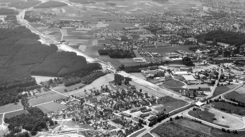 Bis 1973 endete die heutige A6 in Schwabach. 1941 war eine einspurige Strecke zwischen Nürnberg und Schwabach eröffnet worden, erst 32 Jahre später konnte diese bis Lichtenau erweitert werden. Auf der Luftaufnahme von 1970 sieht man die breite Schneise im Süden von Schwabach, auf der in den Jahren darauf die Autobahn entstand.