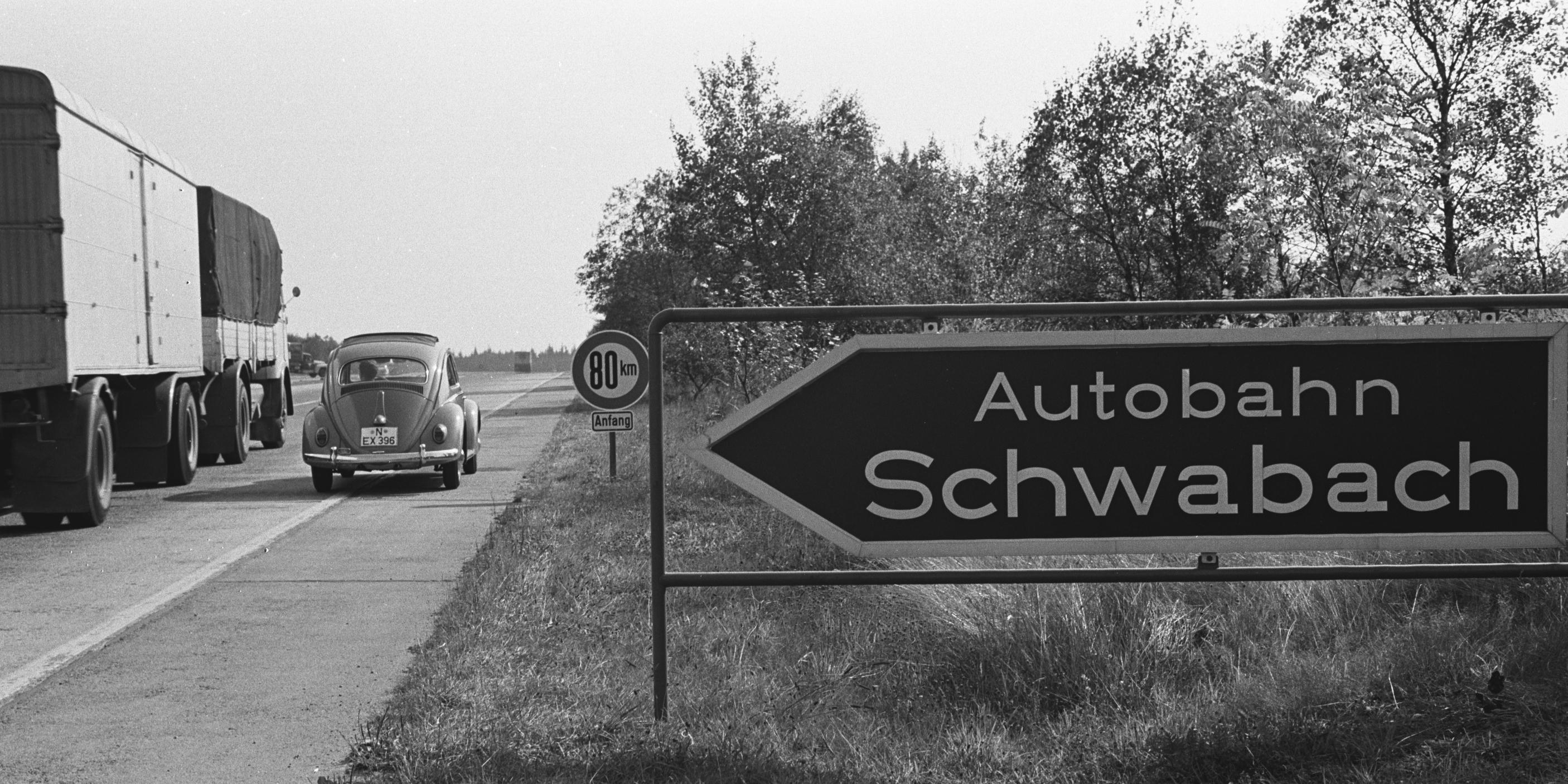 Weil die Autobahn bereits in Schwabach endete, stand auf den Hinweisschildern, wie hier im Jahr 1961, nicht etwa Heilbronn oder Ansbach, sondern schlicht "Autobahn Schwabach".