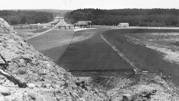 75 Meter lang ist die Verlängerung der Autobahn bei Schwabach auf diesem historischen Foto aus dem Jahr 1969 erst, doch vier Jahre später reicht sie schon bis Lichtenau.
