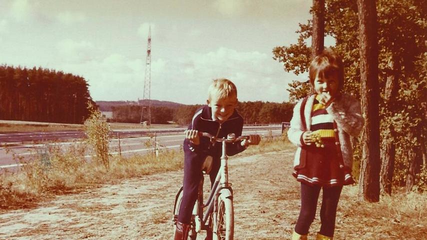 Noch im Sommer 1973 waren die beiden Geschwister Harald und Andrea Seyferth (heute Andrea Breig) an und auf der noch unbefahrenen A6 mit Fahrrädern und Puppenwagen unterwegs. "Die A6 war unser Spielplatz", erzählt Andrea Breig heute. Auch nach der Eröffnung war auf der Autobahn noch wenig Verkehr, mit der stetigen Erweiterung in Richtung Heilbronn wurde es langsam mehr. Richtig explodiert ist das Verkehrsaufkommen aber erst mit der Öffnung des Eisernen Vorhangs.