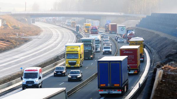 Mittlerweile sind die Blechlawinen so stark angewachsen, dass zwei Fahrstreifen pro Richtung bei Weitem nicht mehr ausreichen. Deshalb wird die Autobahn zwischen den Ausfahrten Schwabach-West und Roth derzeit auf sechs Spuren pro Fahrtrichtung verbreitert.
