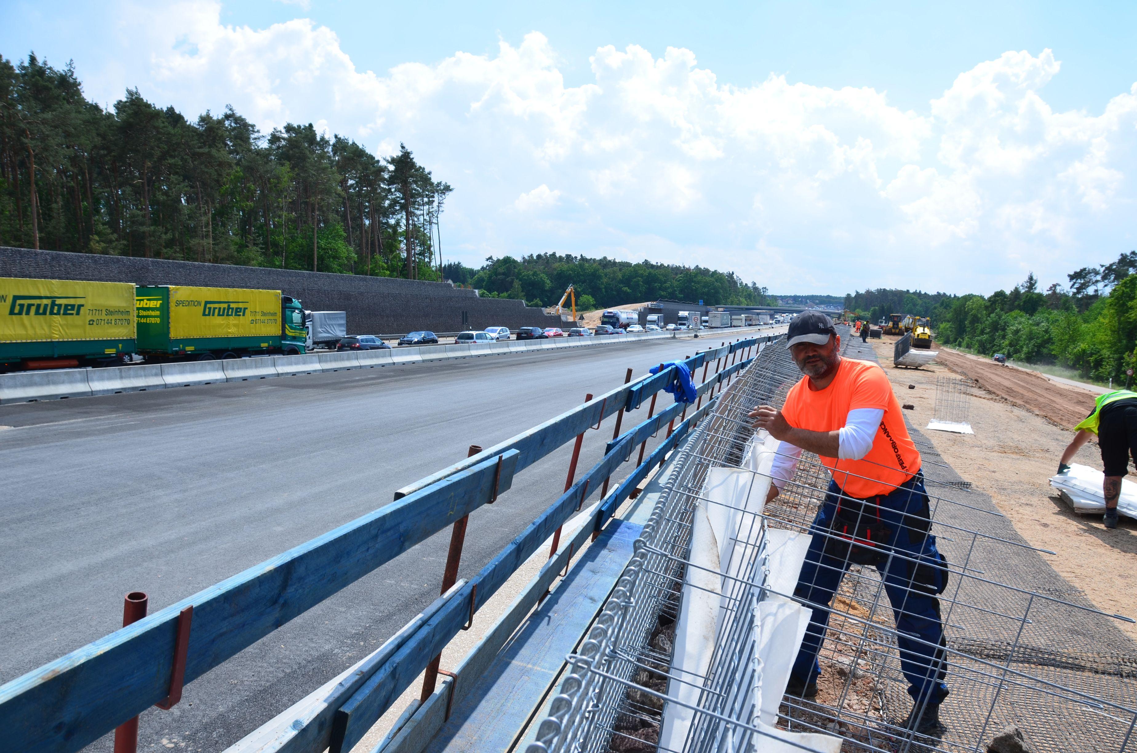 Durch den Ausbau bekommen die Schwabacher auch den lang ersehnten Lärmschutz. Zwischen fünf und 13 Meter hoch sind die Kombinationen aus Gabionen, Erdwällen und Wänden. 2019 wird zusätzlich noch ein lärmschluckender, offenporiger Asphalt aufgetragen.