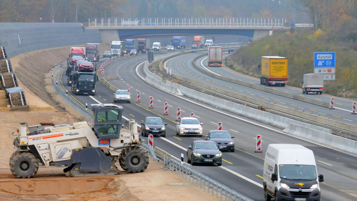 Auf der A6 bei Schwabach wird man sich auch 2019 noch durch die Baustelle zwängen müssen. 2020 könnte dann gleich beim westlich anschließenden Abschnitt mit dem Ausbau begonnen werden.