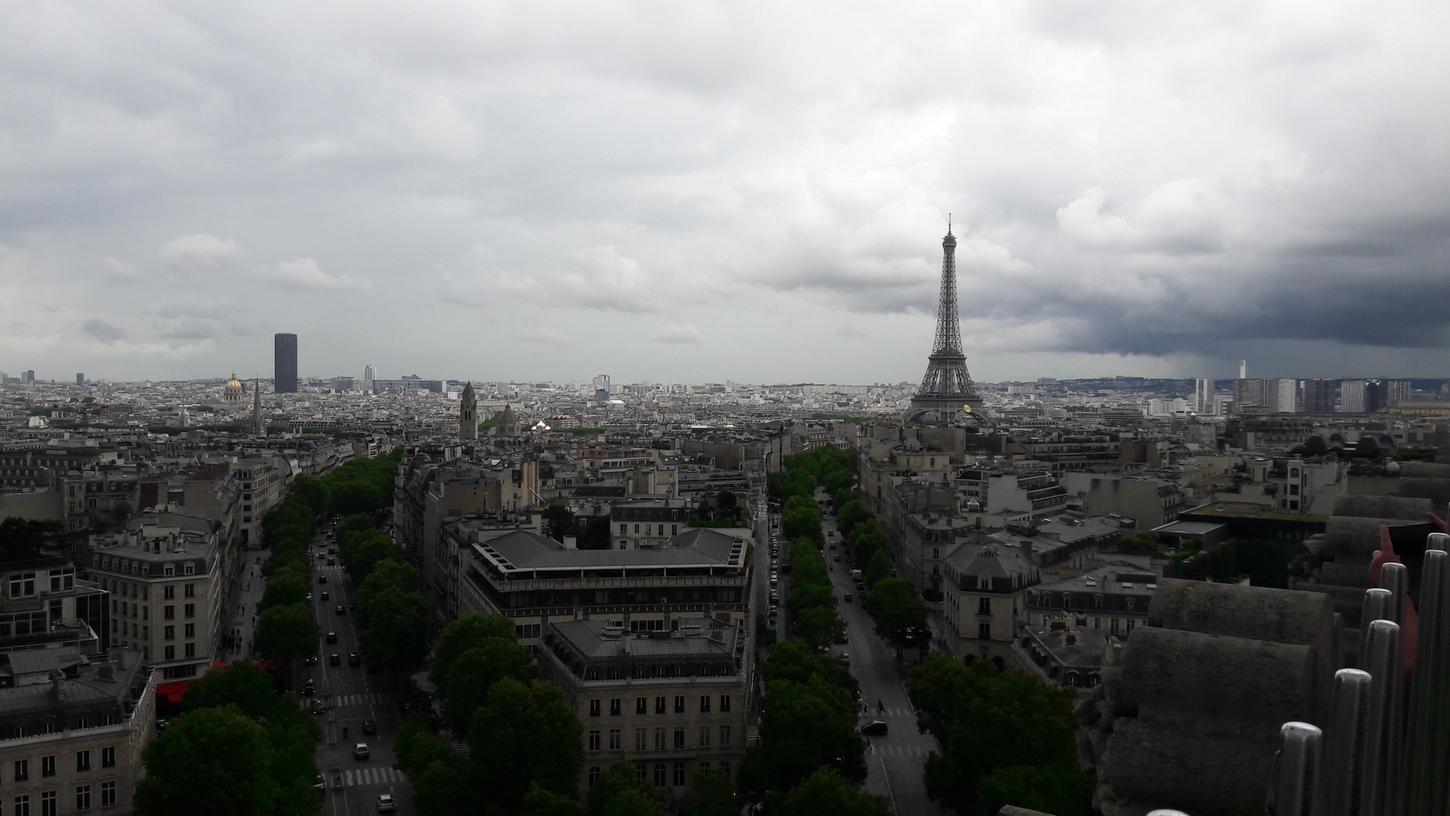 Der Eiffelturm wurde erst 37 Jahre nach Balzacs Tod gebaut. Aber den Arc de Triomphe, von dessen Dach aus dieses Foto entstand, gab es schon.