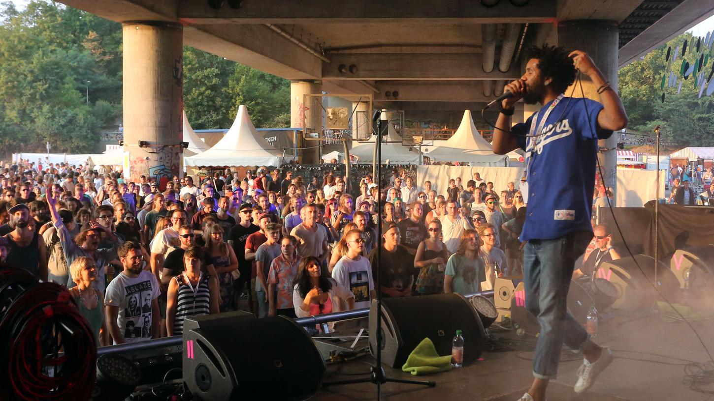 Unter der Theodor-Heuss-Brücke geht es während des Brückenfestivals gut ab.