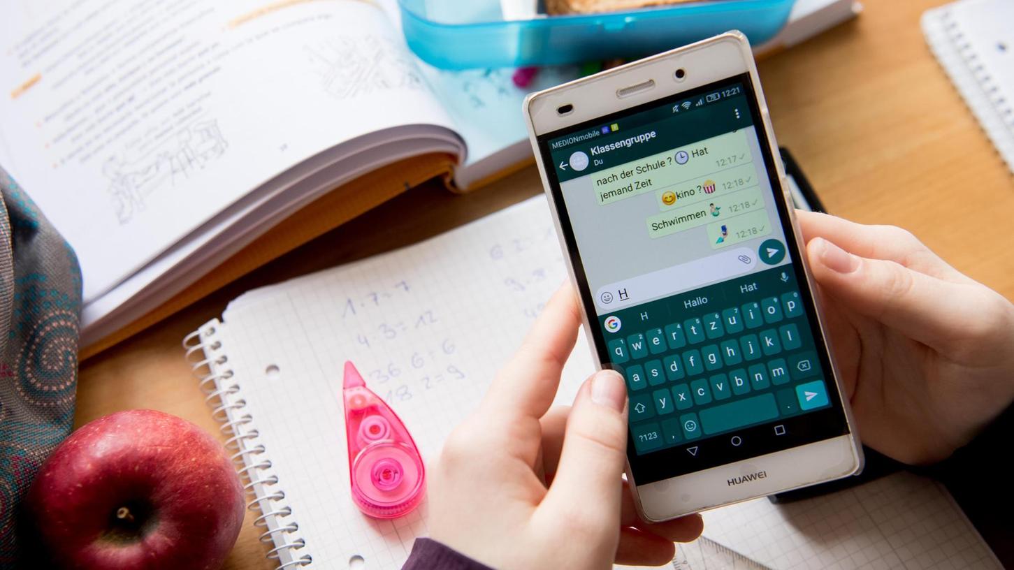 Fürther Schulen testen neue Regeln für die Handy-Nutzung im Klassenzimmer.