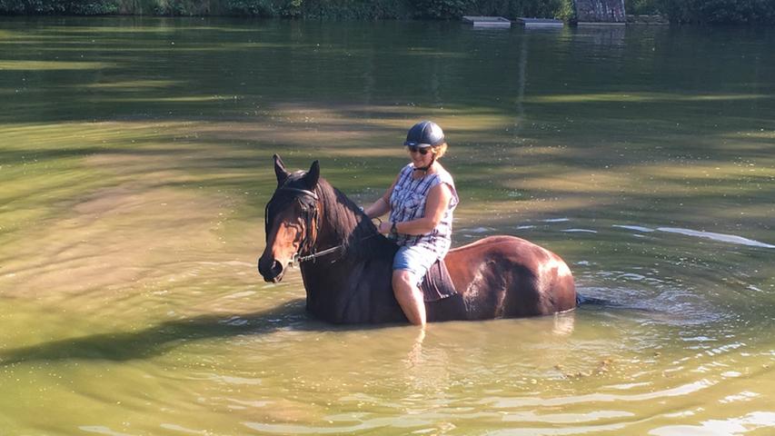 Kurz vor dem Ziel in Bubenreuth trifft Eva noch Karin und ihr Pferd, die sich gerade im Wasser abkühlen.