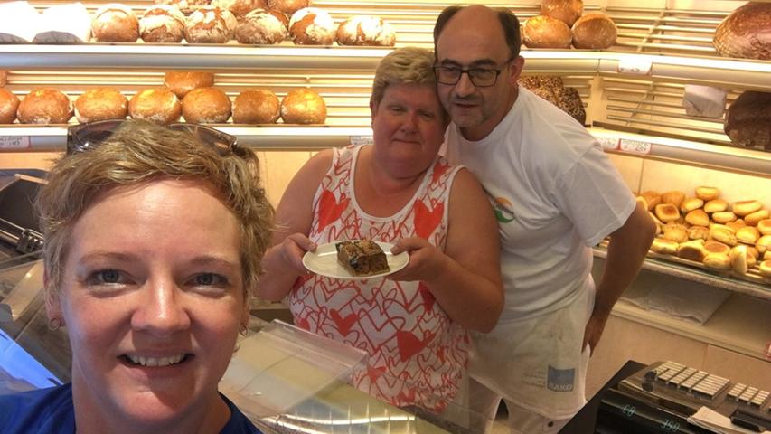 Rainer und Gertraud Kögel versorgen Eva in ihrer Bäckerei in Langensendelbach mit Kuchen und kalten Getränken. Schatten und ein bisschen Erholung gibt es gratis dazu.