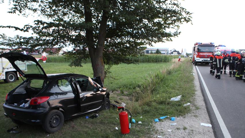 Frontal gegen den Baum: Fahrer nahe Ansbach schwer verletzt
