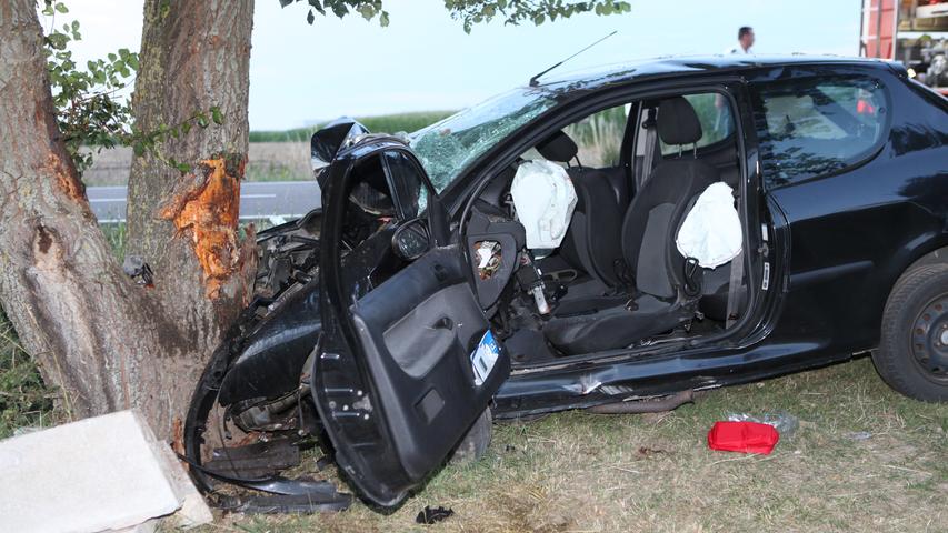 Frontal gegen den Baum: Fahrer nahe Ansbach schwer verletzt