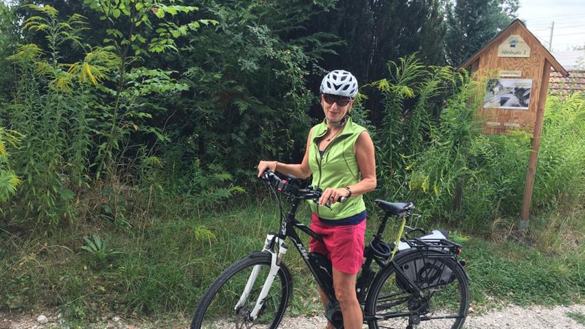 Siegrid aus Hagenau ist mit ihrem E-Bike gerade auf dem Weg ins Büro, hat aber noch Zeit für einen kleinen Plausch.