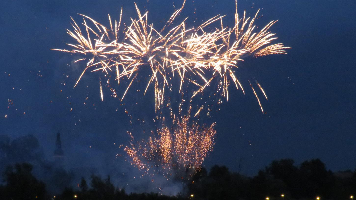 Höchstadt bekommt ein Feuerwerk: Nicht nur wie hier bei der Kirchweih, sondern am Wochenende auch anlässlich der Kulturmeile.