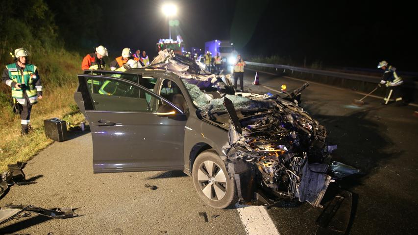 Schwerer Unfall auf A6: VW nach Kollision völlig zerstört