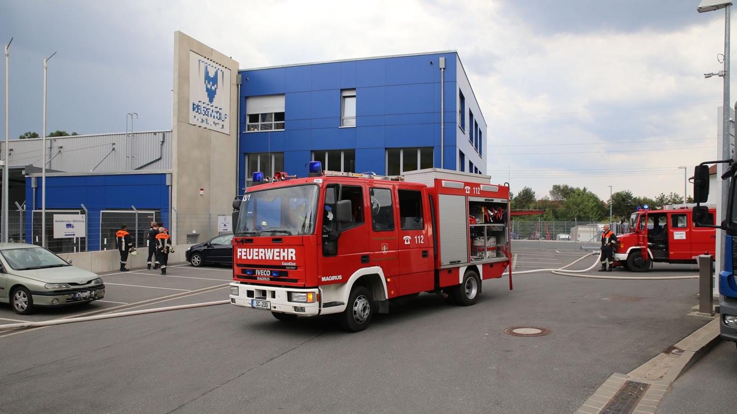 Fünf Fahrzeuge der Feuerwehr rückten am Mittwochabend zu einem Einsatz in einer Firma im Schwabacher Ortsteil Wolkersdorf aus.