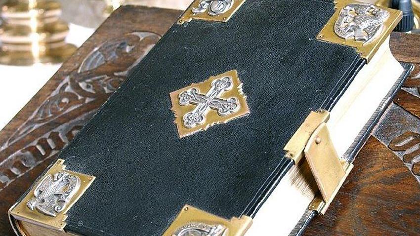 Dreiste Diebe klauen antike Bibel aus Zirndorfer Kirche