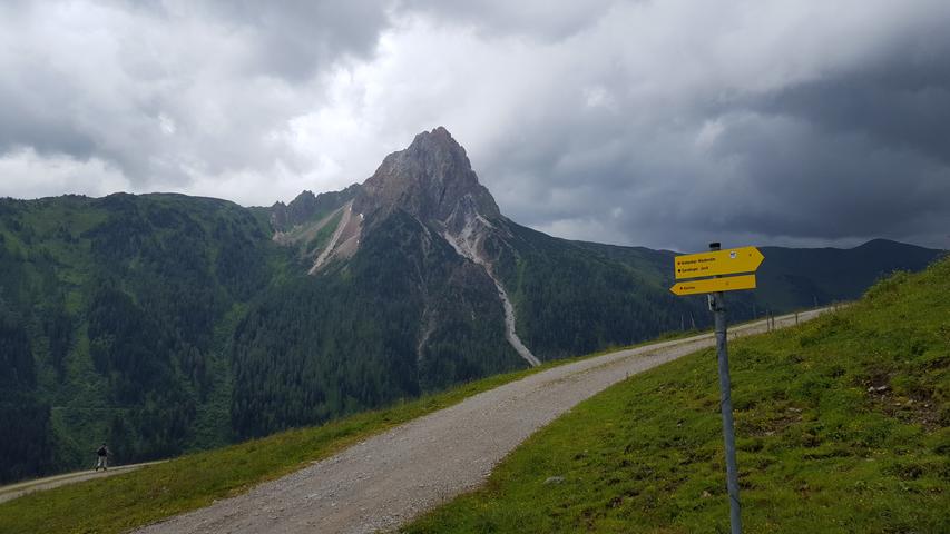 Die Aussicht auf den Großen Rettenstein begleitet den Abstieg Richtung Aschau.